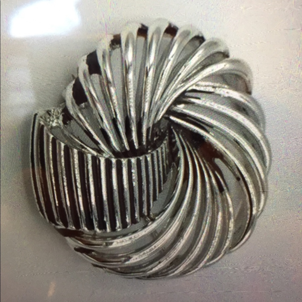Matboux Silver Tone Pinwheel Round 648 Brooch.